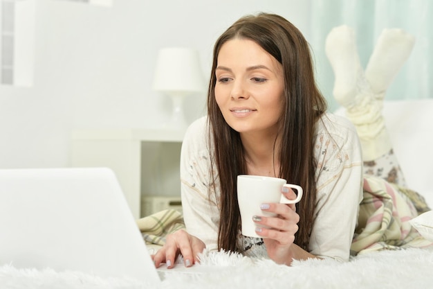 jeune femme, coucher lit, à, tasse café