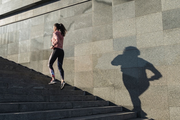 Photo jeune, femme, courant, escalier