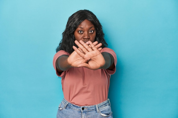 Jeune femme courbée afro-américaine faisant un geste de déni