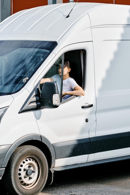 Jeune femme de courrier conduisant une camionnette