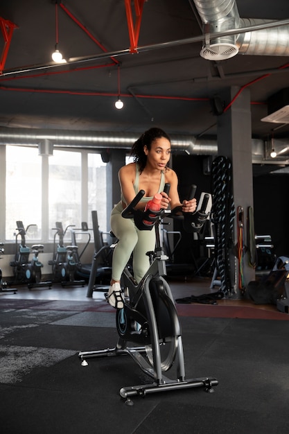 Photo jeune femme en cours de spinning