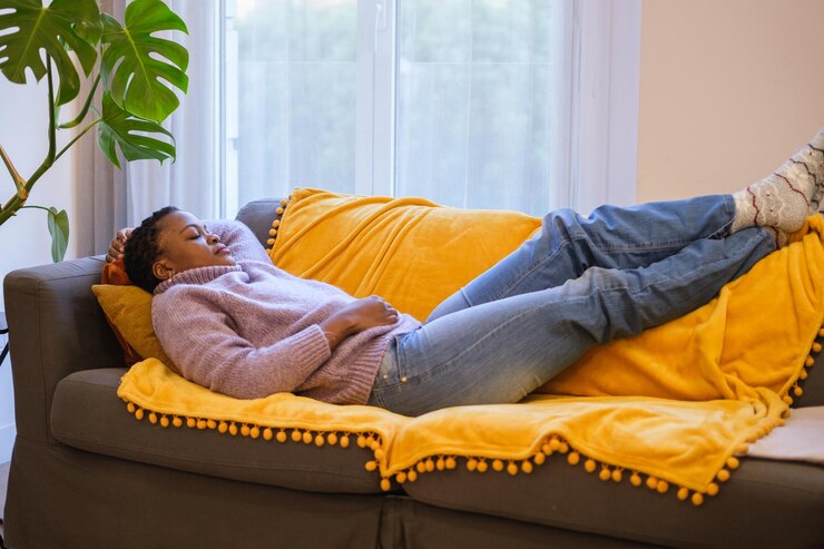 Photo jeune femme, à, court, cheveux bouclés, sieste, sur, les, sofa, dans, elle, salon, concept, repos, sieste, sommeil