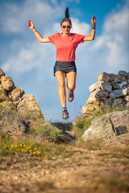 Une jeune femme court avec un saut