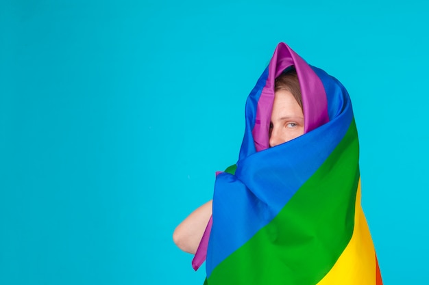 Jeune femme, couvert, drapeau, fierté lgbt