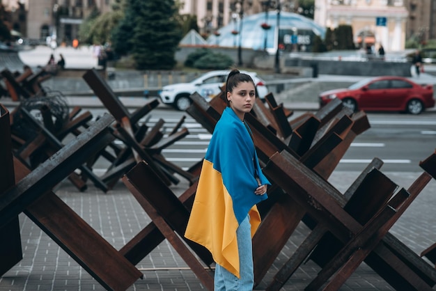 Jeune femme couverte du drapeau ukrainien