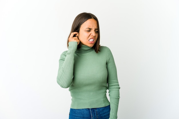 Jeune femme couvrant les oreilles avec les mains