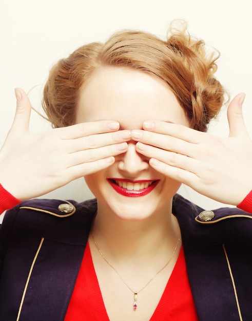 Jeune femme couvrant ses yeux avec ses mains.