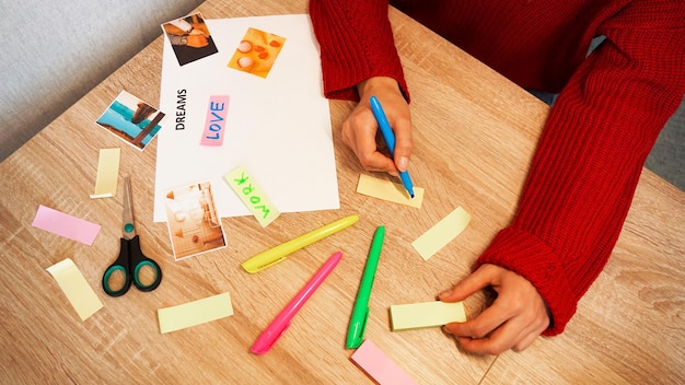 Jeune femme créant une carte de souhaits feng shui visualisation des rêves