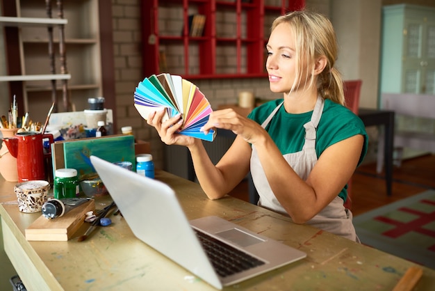 Jeune femme créative en atelier