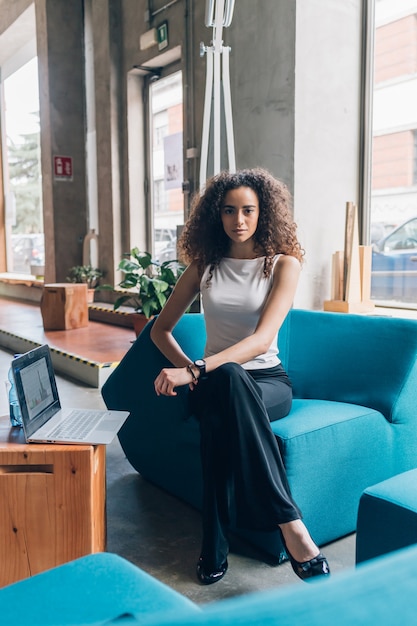 Jeune femme créative pose intérieure