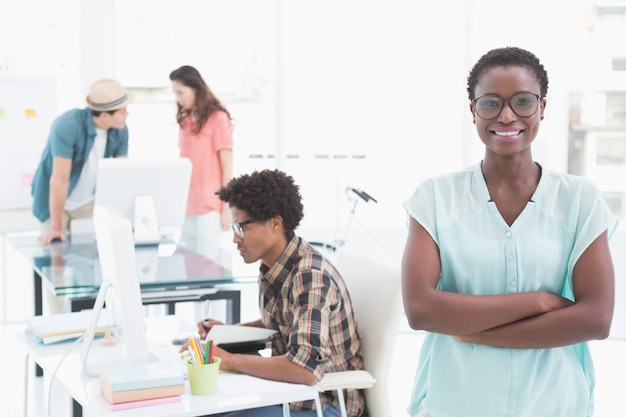 Jeune femme créative, souriant à la caméra