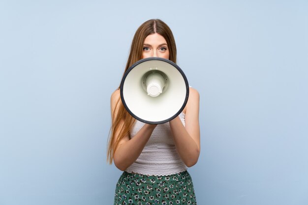 Jeune femme criant dans un mégaphone