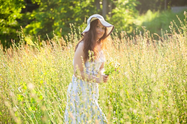 Jeune Femme Cueillant Des Fleurs Dans Le Pré En Soirée D'été