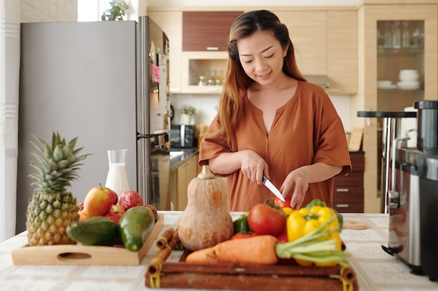 jeune femme, cuisine, dîner