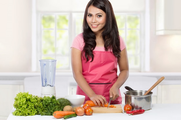 Jeune femme, cuisine