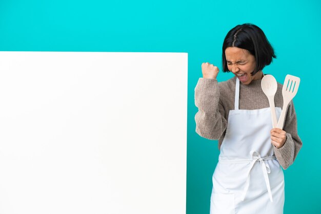 Jeune Femme De Cuisinier De Race Mixte Avec Une Grande Pancarte Isolée