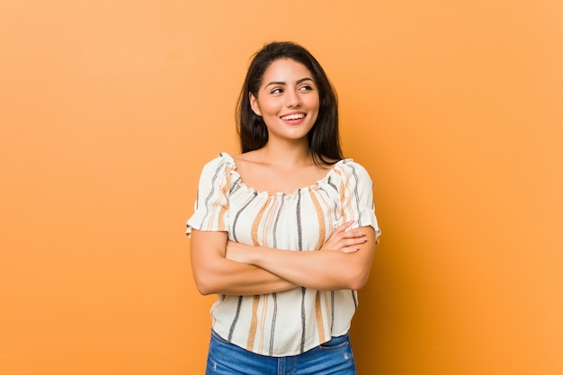 Jeune Femme Curvy Souriante Confiante Avec Les Bras Croisés