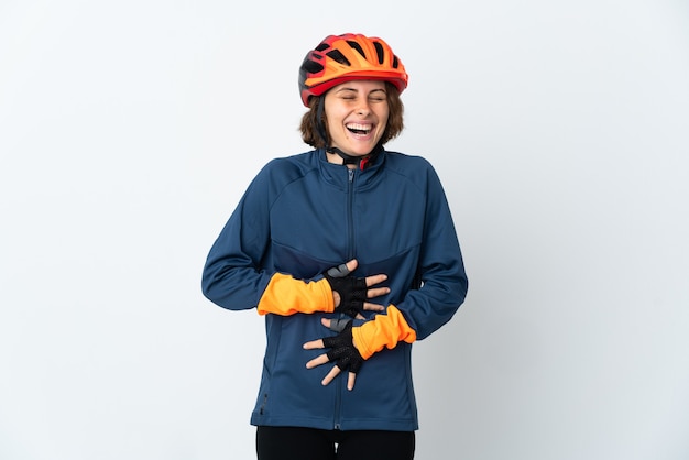 Jeune femme cycliste anglaise isolée sur fond blanc souriant beaucoup