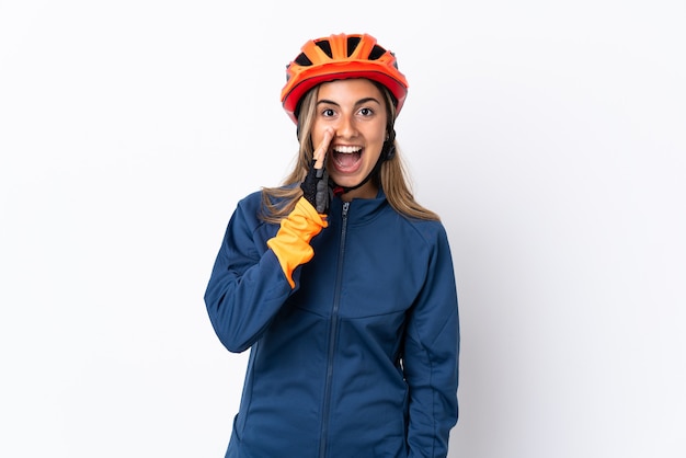 Jeune femme cycliste hispanique isolée sur blanc avec surprise et expression du visage choqué