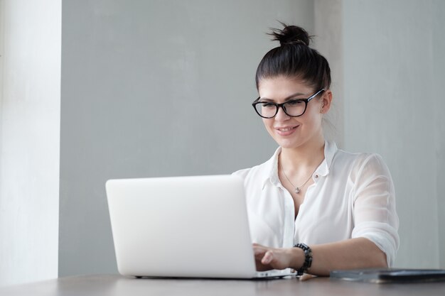 jeune femme, dactylographie, sur, ordinateur portable