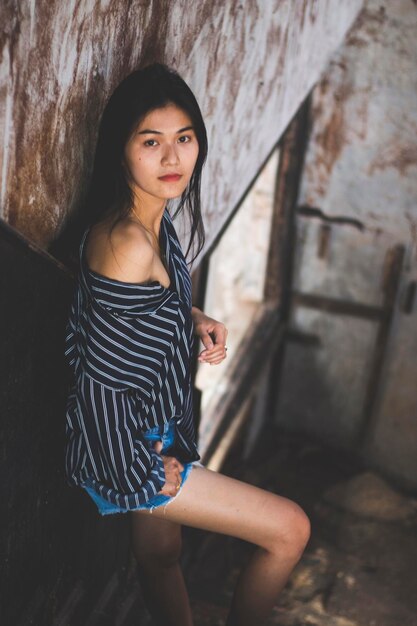 Photo une jeune femme dans un bâtiment abandonné.