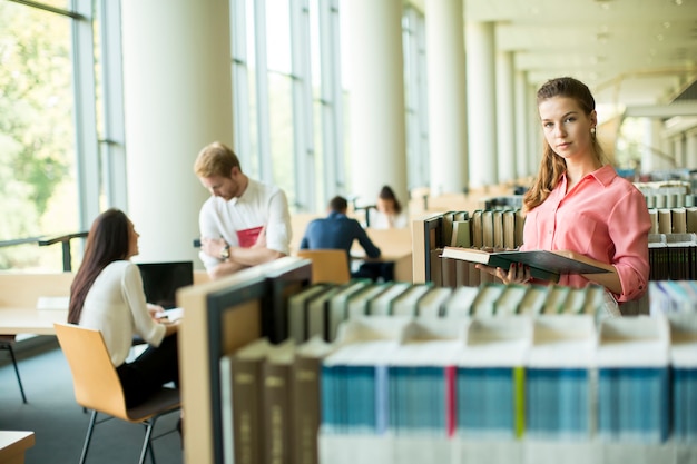 Jeune femme dans la bibliothèque