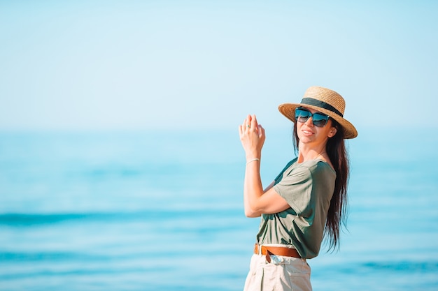 Jeune femme, dans, blanc, plage