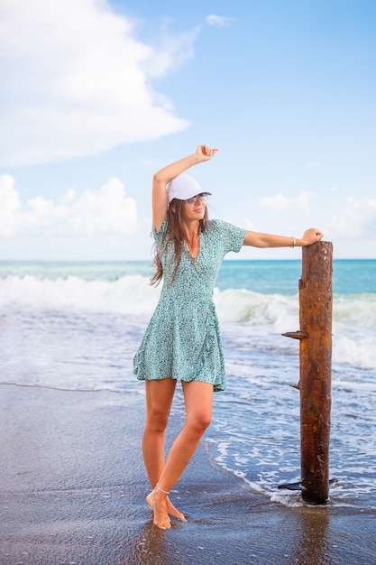 Jeune femme, dans, blanc, plage