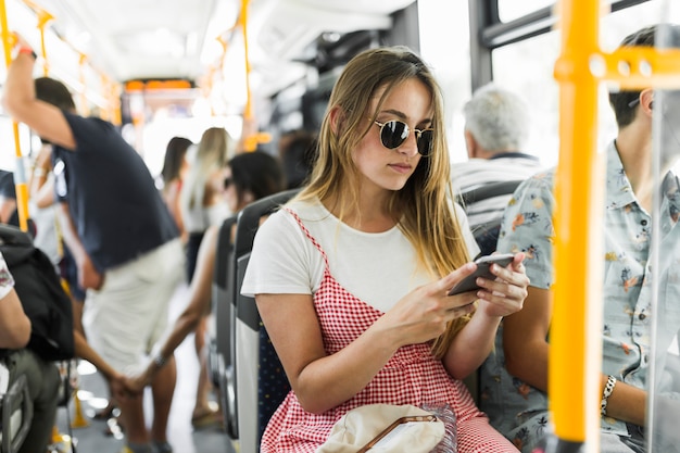 Jeune femme dans le bus