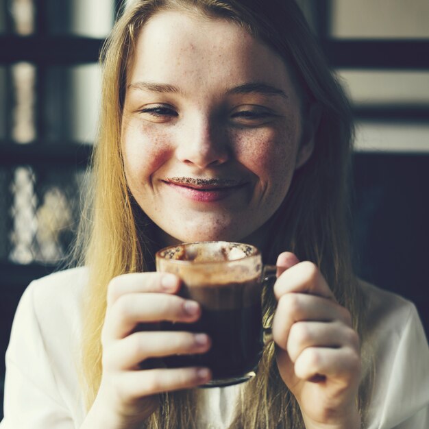 Jeune femme dans un café