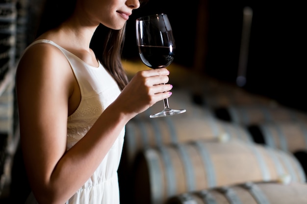 Jeune femme dans la cave à vin