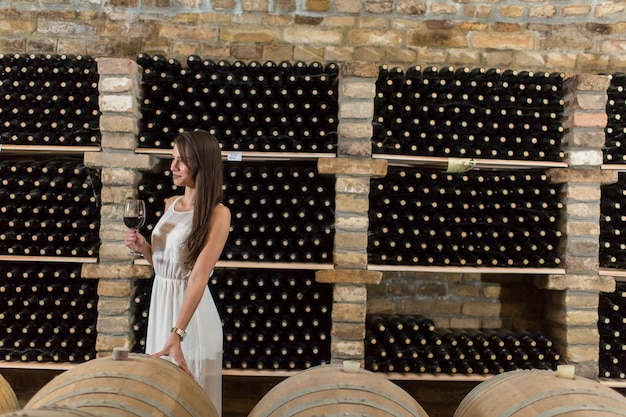 Photo jeune femme dans la cave à vin