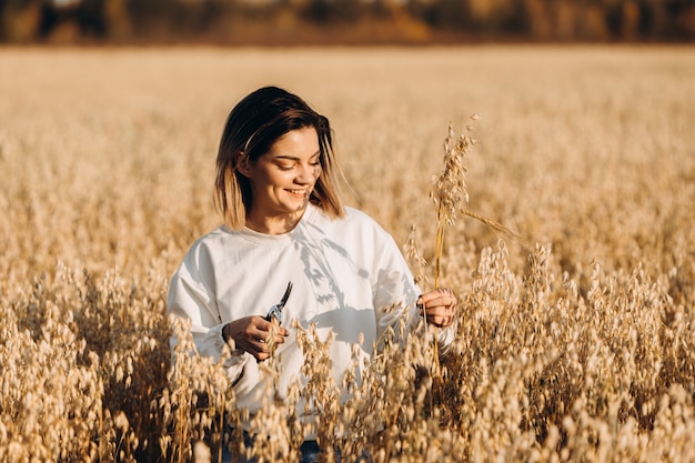 Une jeune femme dans un champ d'avoine