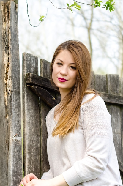 Jeune femme dans le champ de pissenlit au début du printemps