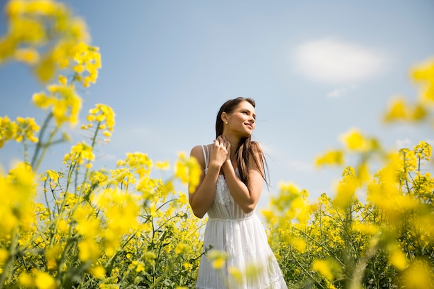 Jeune femme dans le champ de printemps