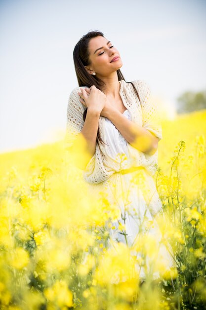 Jeune femme dans le champ de printemps