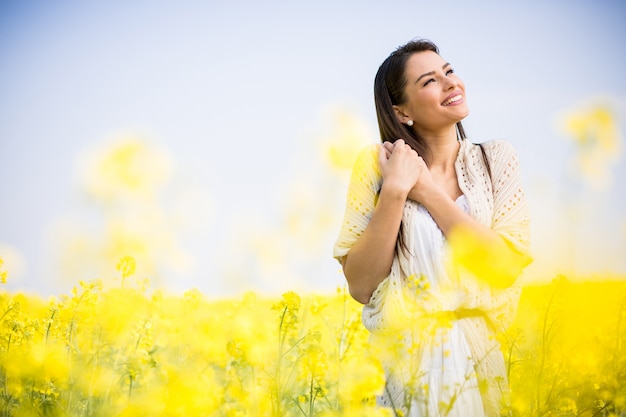 Jeune femme dans le champ de printemps