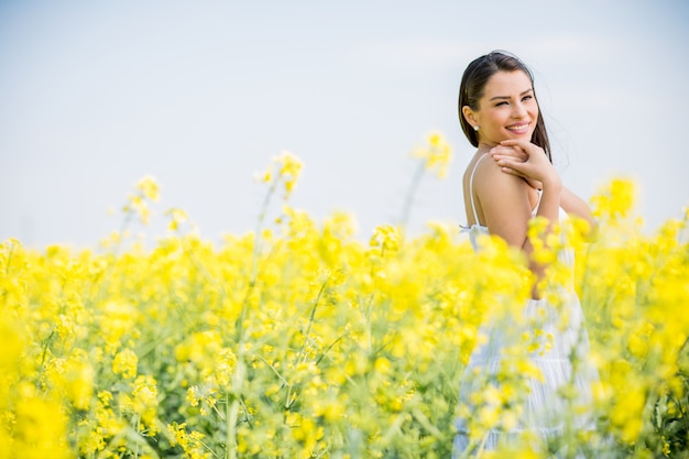 Jeune femme dans le champ de printemps