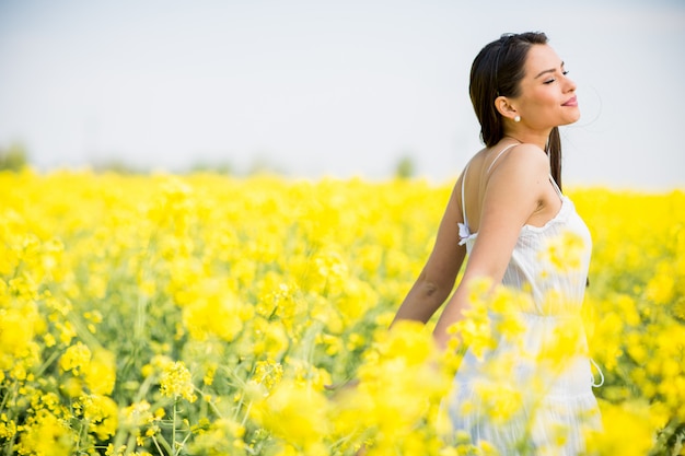 Jeune femme dans le champ de printemps