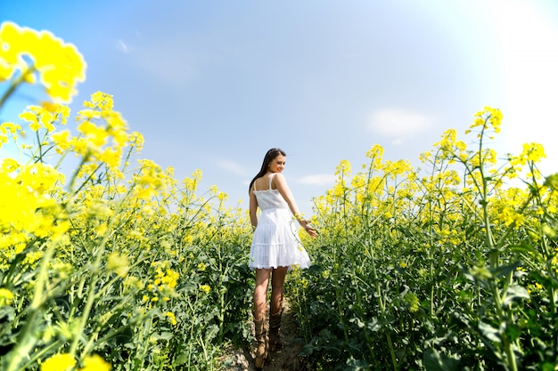 Jeune femme dans le champ de printemps