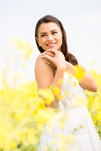 Jeune femme dans le champ de printemps