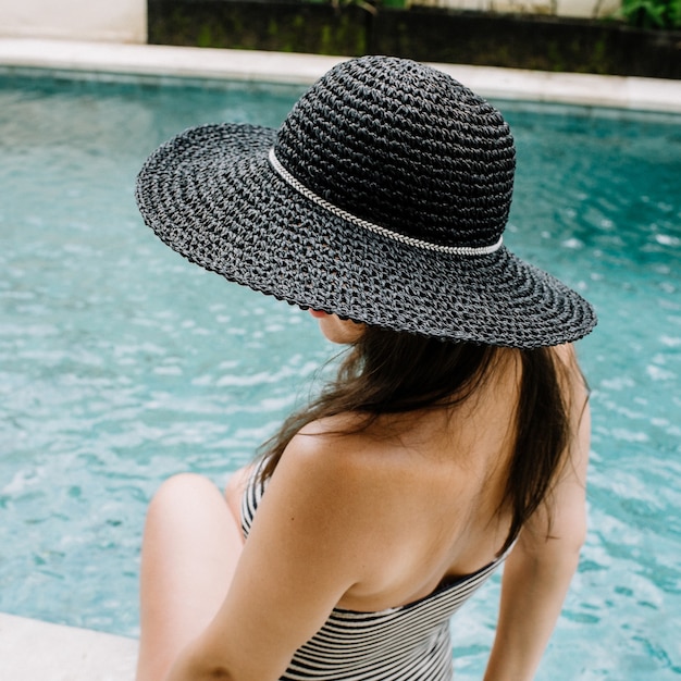 Jeune femme, dans, chapeau, délassant, près, piscine