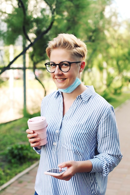 Jeune femme, dans, a, chemise, tenue, a, tasse café