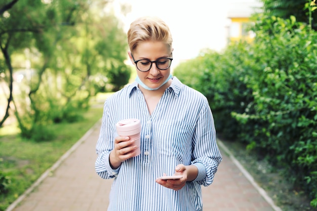 Jeune femme, dans, a, chemise, tenue, a, tasse café