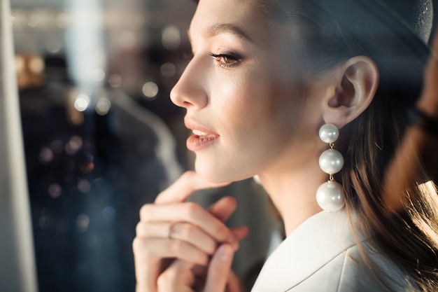 Jeune femme, dans, a, costume blanc, et, a, chapeau noir