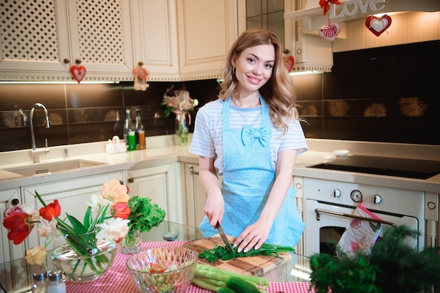 Jeune femme, dans, cuisine, préparer, a, salade