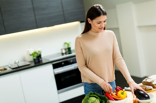 Jeune femme dans la cuisine