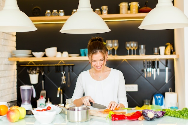 Jeune femme dans la cuisine