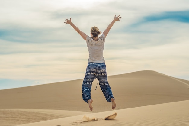 Jeune femme dans le désert, Mui Ne, Vietnam