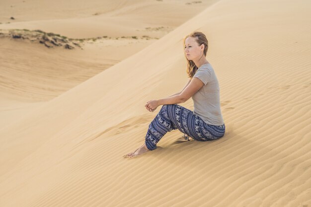 Jeune femme dans le désert, Mui Ne, Vietnam